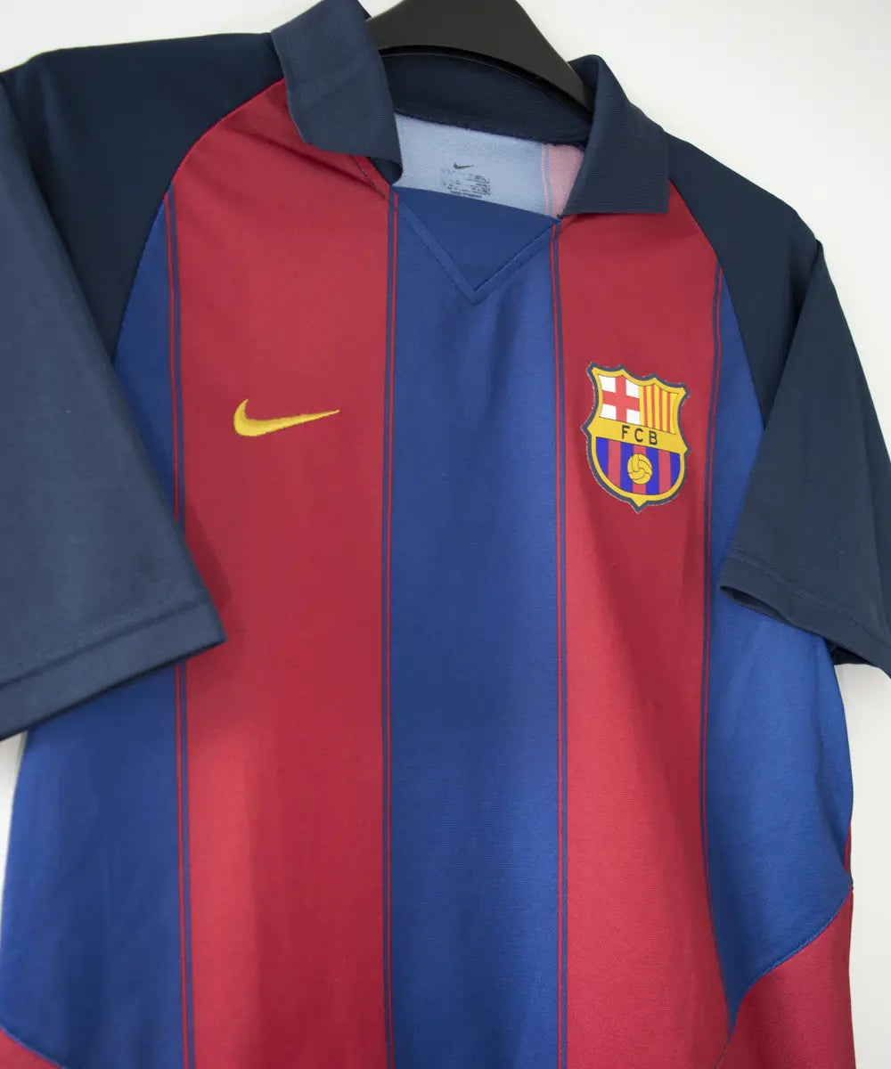 Maillot domicile du FC Barcelone de la saison 2003-2004 floqué ronaldinho. On peut retrouver l'équipementier nike.