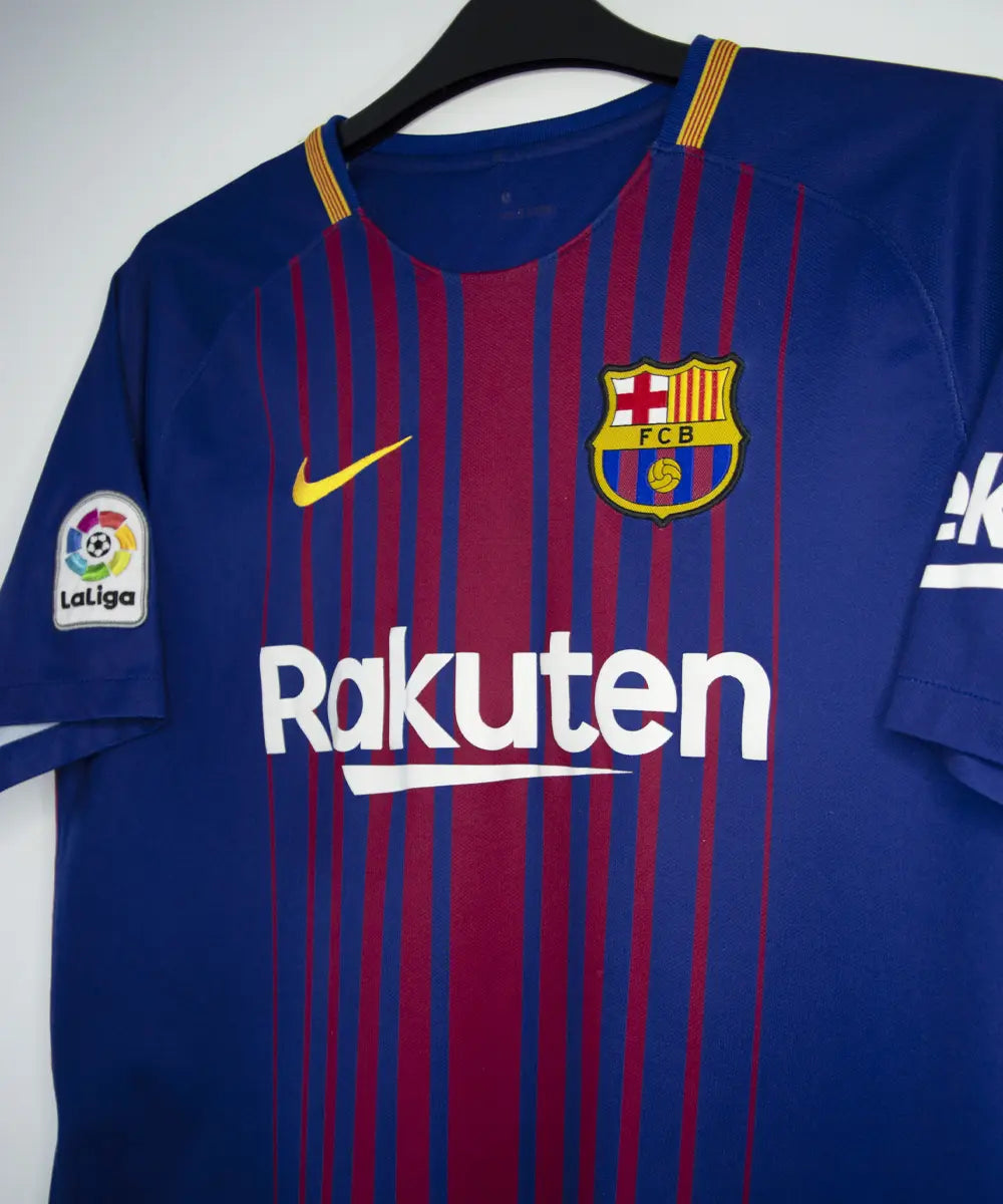 Maillot vintage domicile bleu et rouge du fc barcelone de la saison 2017-2018. On peut retrouver l'équipementier nike et le sponsor rakuten