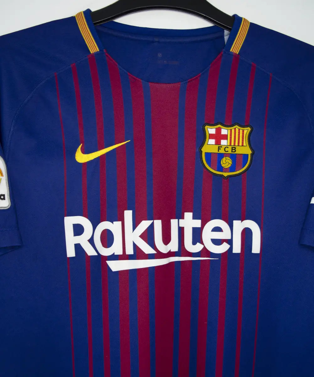 Maillot vintage domicile bleu et rouge du fc barcelone de la saison 2017-2018. On peut retrouver l'équipementier nike et le sponsor rakuten