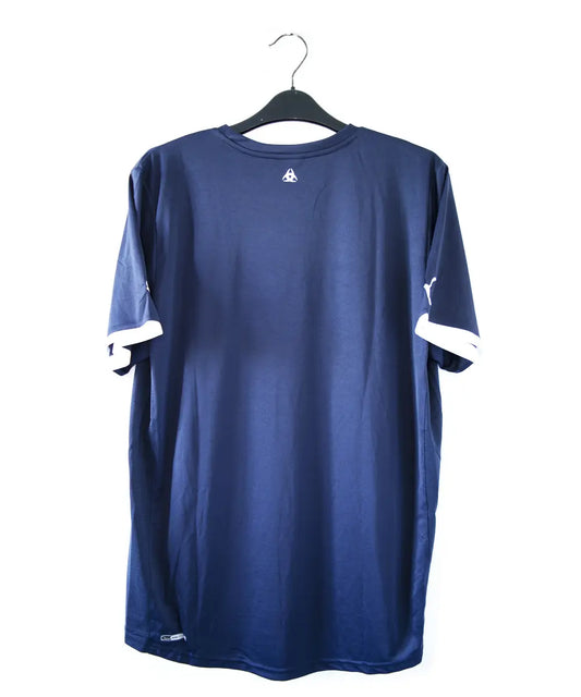Maillot domicile bleu et blanc des girondins de bordeaux de la saison 2011-2012. On peut retrouver l'équipementier puma et le sponsor kia