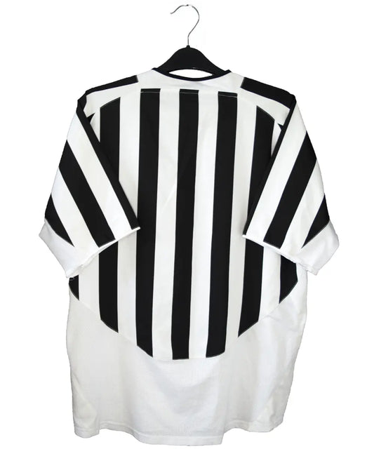Maillot noir et blanc vintage de la juventus de la saison 2003-2004. On peut retrouver l'équipementier nike et le sponsor fastweb