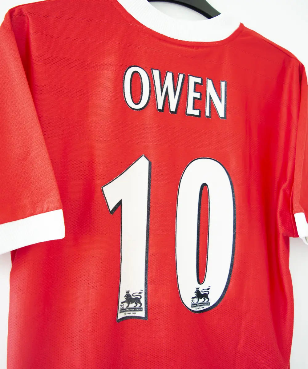 Maillot domicile de liverpool de la saison 1998-2000. Le maillot est de couleur rouge et blanc. On peut retrouver l'équipementier Reebok et le sponsor Carlsberg. Le maillot est floqué du numéro 10 Owen