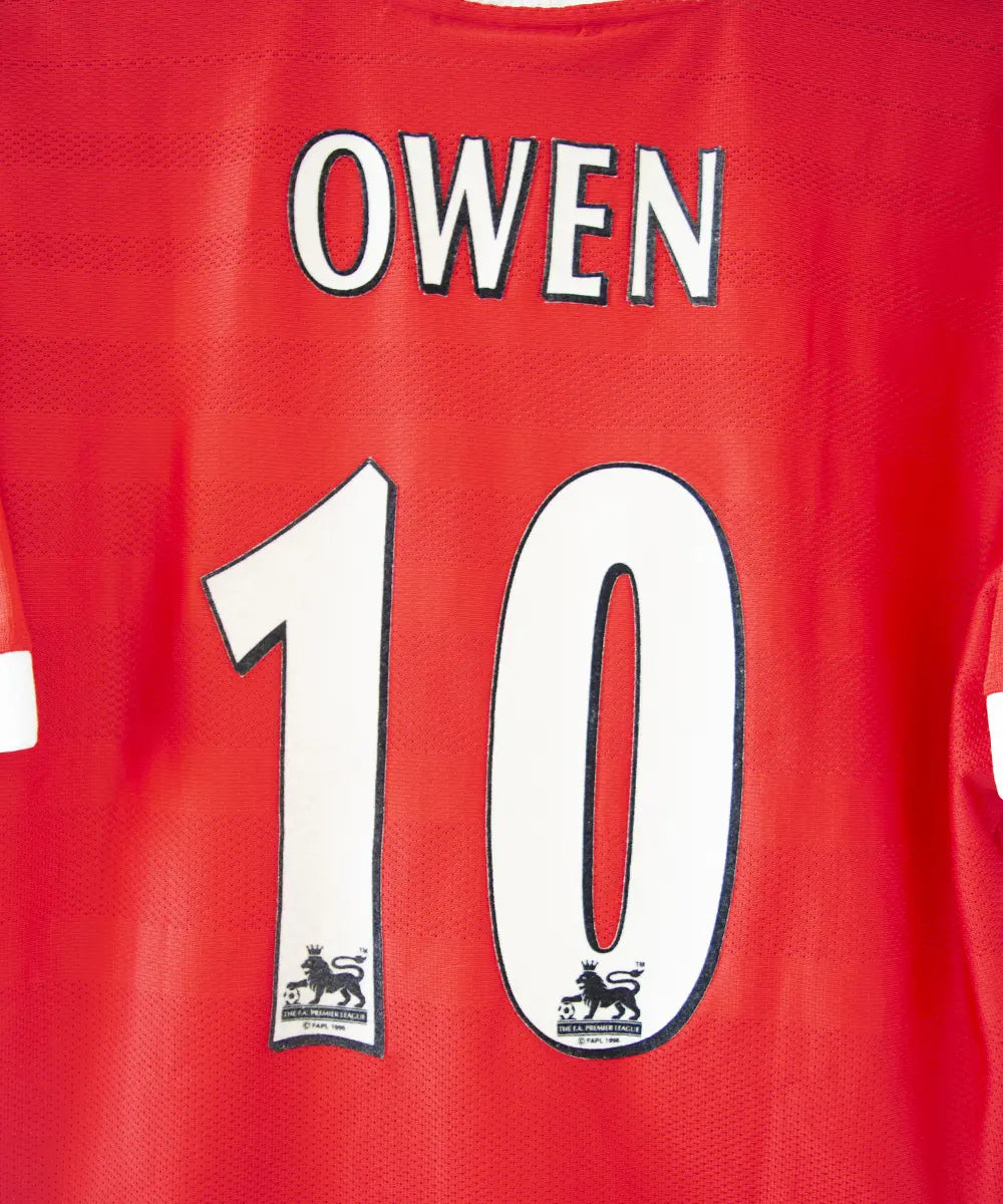 Maillot domicile de liverpool de la saison 1998-2000. Le maillot est de couleur rouge et blanc. On peut retrouver l'équipementier Reebok et le sponsor Carlsberg. Le maillot est floqué du numéro 10 Owen