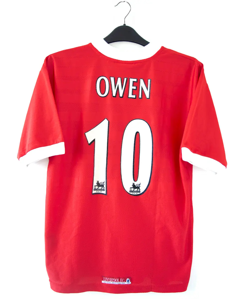 Maillot domicile de liverpool de la saison 1998-2000. Le maillot est de couleur rouge et blanc. On peut retrouver l'équipementier Reebok et le sponsor Carlsberg. Le maillot est floqué du numéro 10 Owen