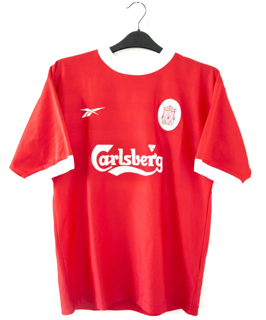 Maillot domicile de liverpool de la saison 1998-2000. Le maillot est de couleur rouge et blanc. On peut retrouver l'équipementier Reebok et le sponsor Carlsberg. Le maillot est floqué du numéro 10 Owen