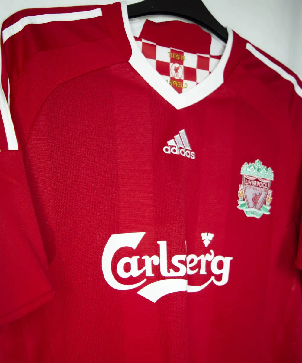 Maillot domicile de liverpool de la saison 2008 jusqu'à 2010. Le maillot est de couleur rouge et blanc. On peut retrouver l'équipementier adidas et le sponsor carlsberg. Le maillot est floqué du numéro 9 torres