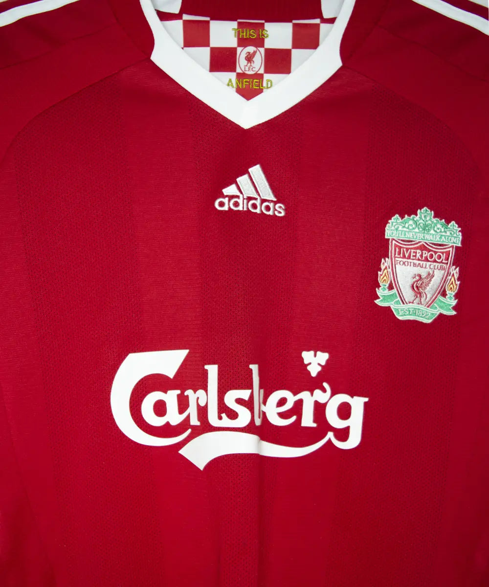 Maillot domicile de liverpool de la saison 2008 jusqu'à 2010. Le maillot est de couleur rouge et blanc. On peut retrouver l'équipementier adidas et le sponsor carlsberg. Le maillot est floqué du numéro 9 torres
