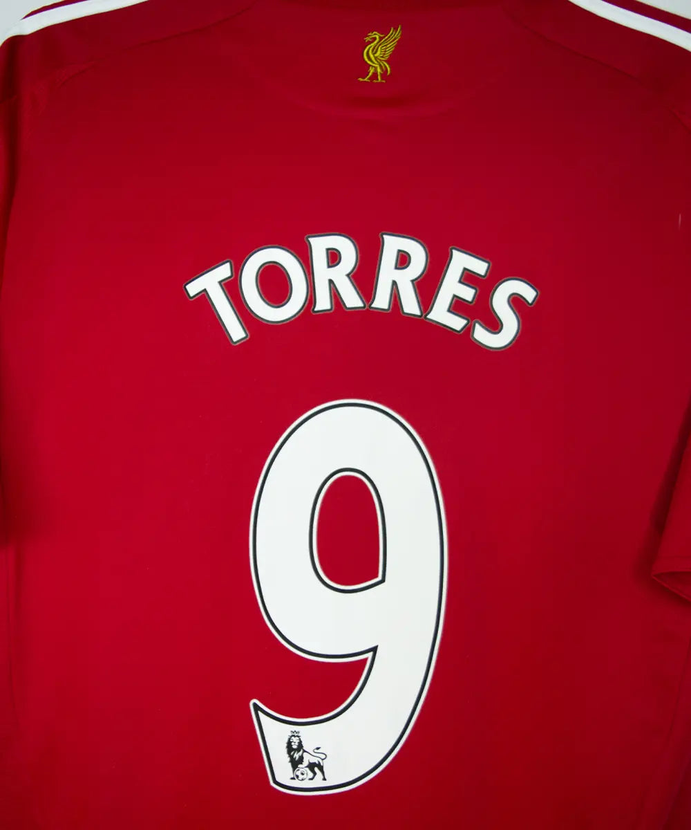 Maillot domicile de liverpool de la saison 2008 jusqu'à 2010. Le maillot est de couleur rouge et blanc. On peut retrouver l'équipementier adidas et le sponsor carlsberg. Le maillot est floqué du numéro 9 torres