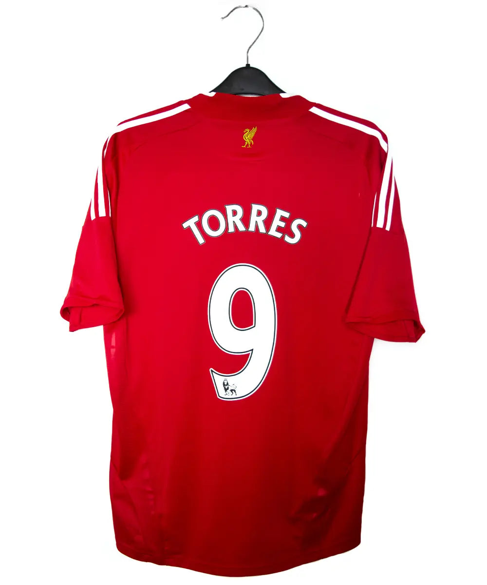 Maillot domicile de liverpool de la saison 2008 jusqu'à 2010. Le maillot est de couleur rouge et blanc. On peut retrouver l'équipementier adidas et le sponsor carlsberg. Le maillot est floqué du numéro 9 torres