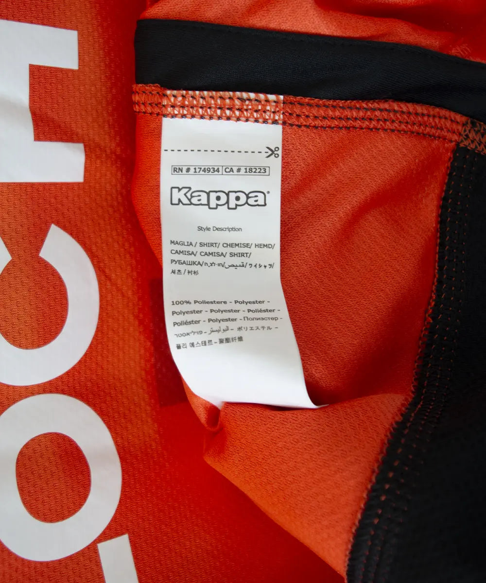 Maillot domicile de Lorient de la saison 2018-2019 de couleur orange, blanc et noir. On peut retrouver l'équipementier kappa et les sponsors jean floc'h, b&b et breizh cola. Le maillot est floqué du numéro 22 delaplace et signé par plusieurs joueurs de l'équipe