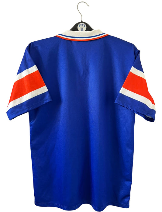 Maillot de foot vintage domicile bleu et orange de Montpellier saison 1997/1998. On peut retrouver l'équipementier Erima et le sponsor Playstation. Il s'agit d'un maillot authentique d'époque.