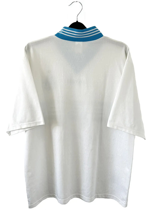 Maillot de foot vintage de l'OM de la saison 1996-1997. Le maillot est de couleur blanc et bleu. On peut retrouver l'équipementier adidas et le sponsor parmalat. Il s'agit d'un maillot authentique