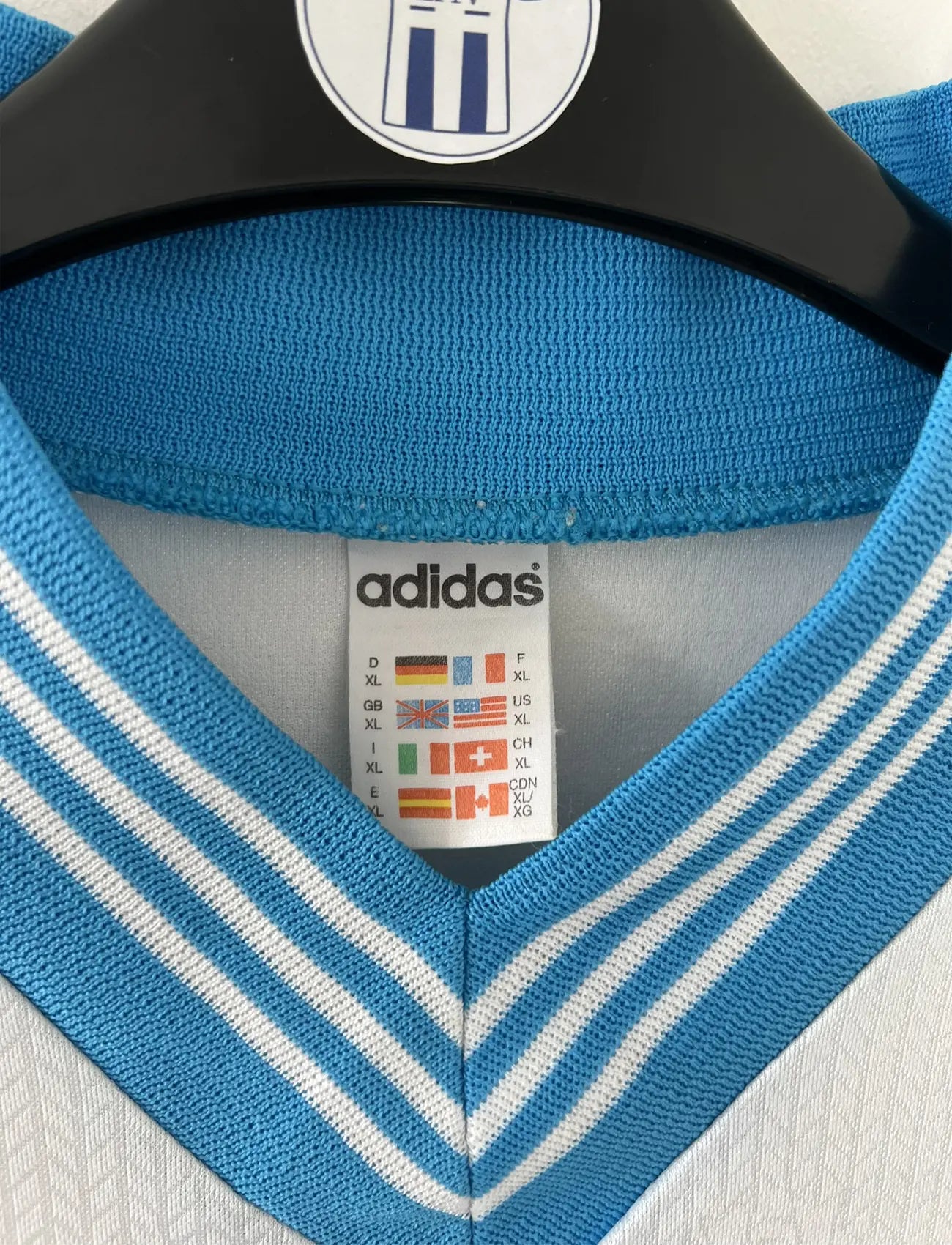 Maillot de foot vintage de l'OM de la saison 1996-1997. Le maillot est de couleur blanc et bleu. On peut retrouver l'équipementier adidas et le sponsor parmalat. Il s'agit d'un maillot authentique