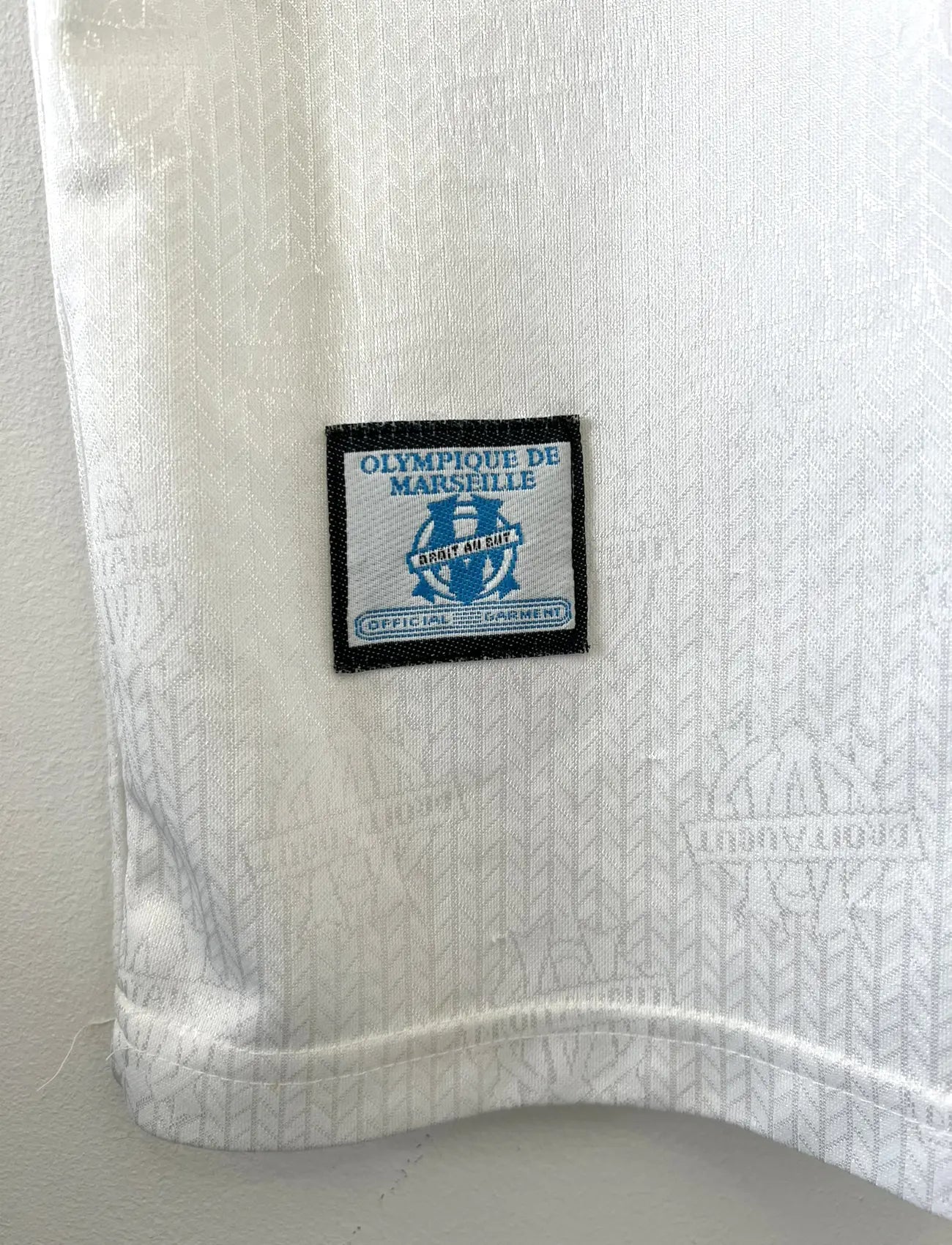Maillot de foot vintage de l'OM de la saison 1996-1997. Le maillot est de couleur blanc et bleu. On peut retrouver l'équipementier adidas et le sponsor parmalat. Il s'agit d'un maillot authentique