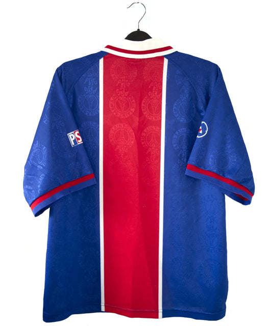 Maillot de foot vintage domicile du PSG de la saison 1996-1997. Il s'agit d'un maillot authentique. On peut retrouver l'équipementier nike et le sponsor opel