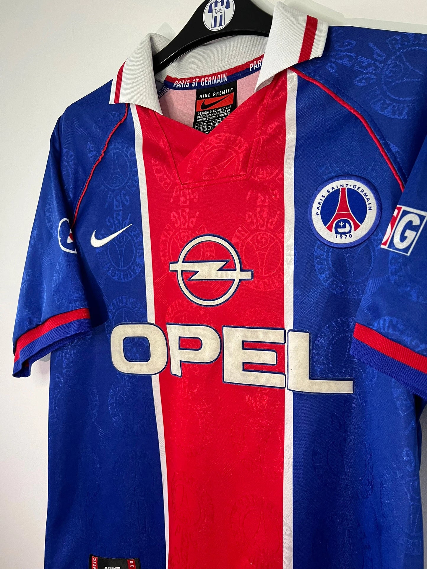 Maillot de foot vintage domicile du PSG de la saison 1996-1997. Il s'agit d'un maillot authentique. On peut retrouver l'équipementier nike et le sponsor opel