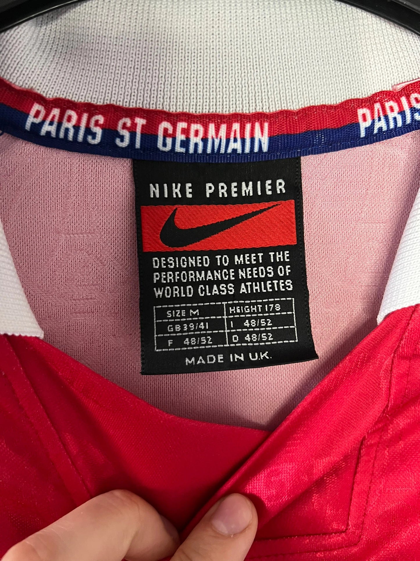 Maillot de foot vintage domicile du PSG de la saison 1996-1997. Il s'agit d'un maillot authentique. On peut retrouver l'équipementier nike et le sponsor opel