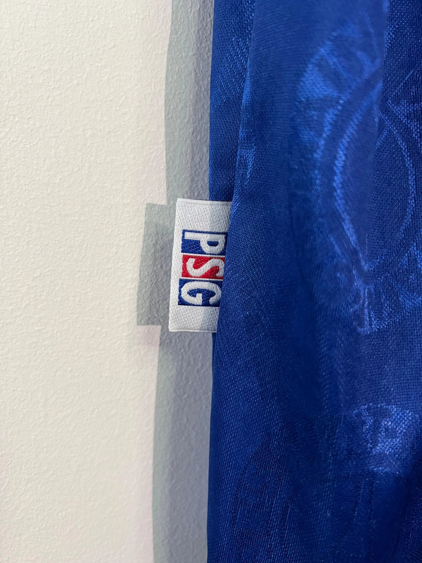 Maillot de foot vintage domicile du PSG de la saison 1996-1997. Il s'agit d'un maillot authentique. On peut retrouver l'équipementier nike et le sponsor opel