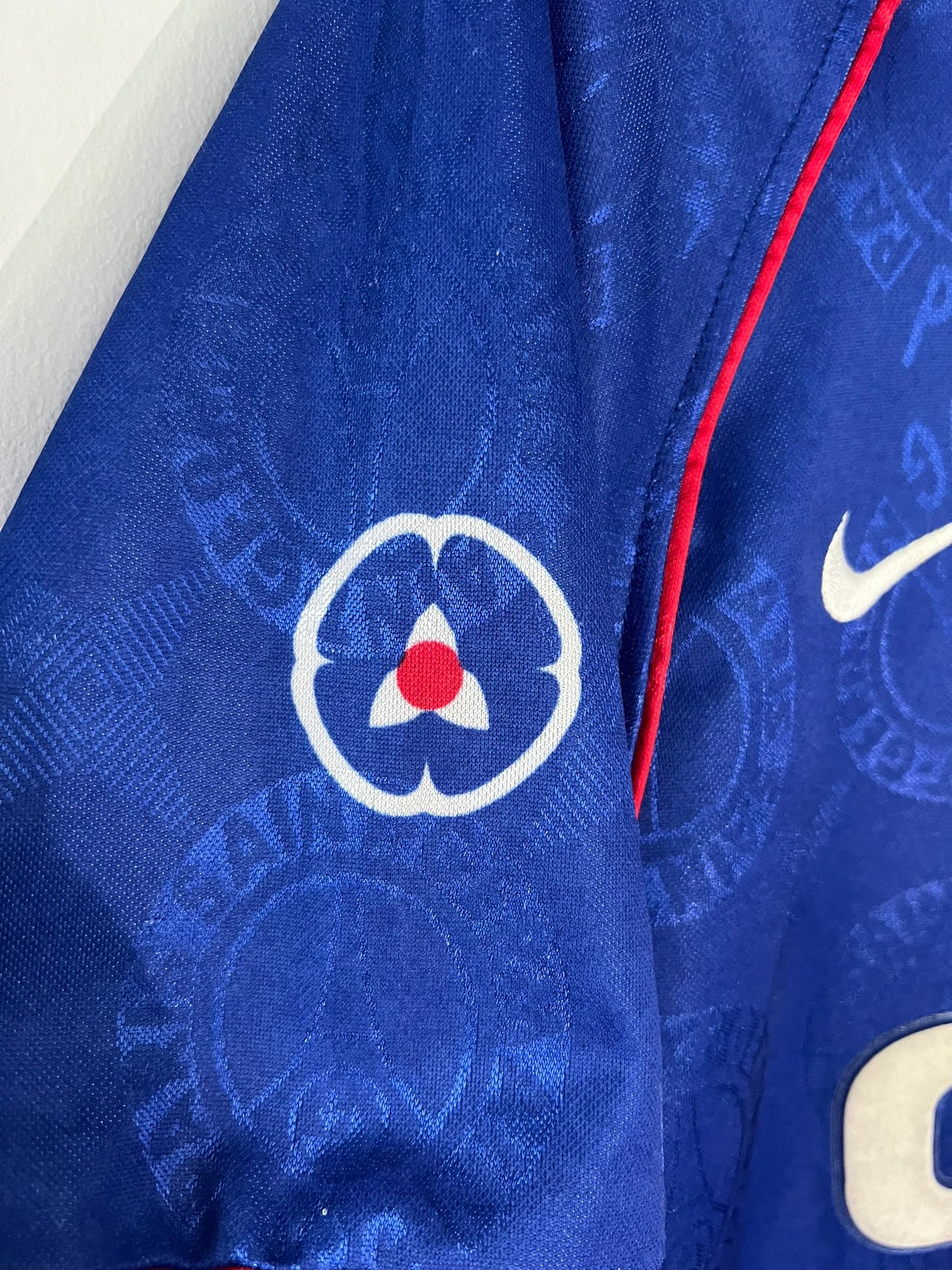 Maillot de foot vintage domicile du PSG de la saison 1996-1997. Il s'agit d'un maillot authentique. On peut retrouver l'équipementier nike et le sponsor opel
