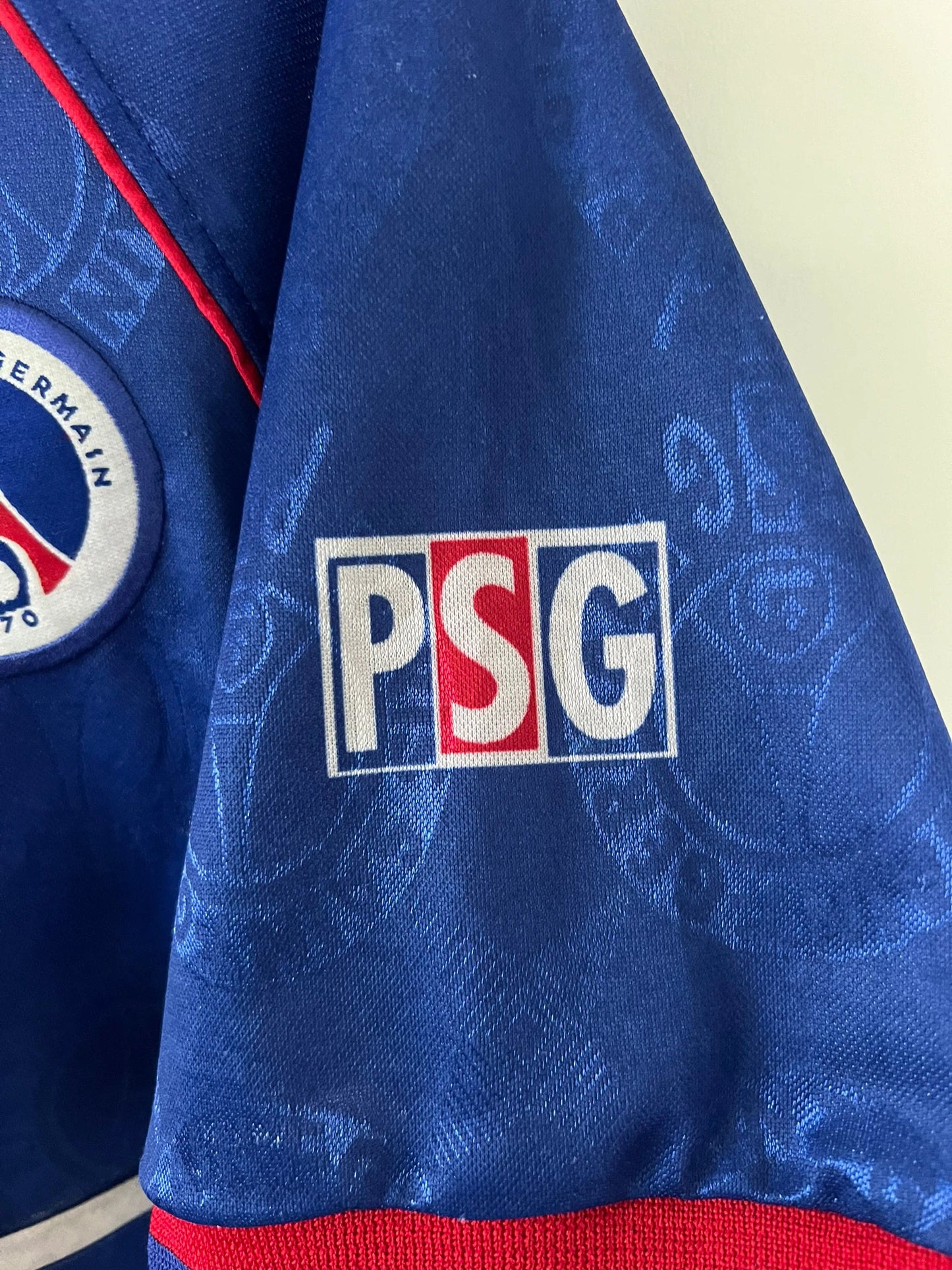 Maillot de foot vintage domicile du PSG de la saison 1996-1997. Il s'agit d'un maillot authentique. On peut retrouver l'équipementier nike et le sponsor opel