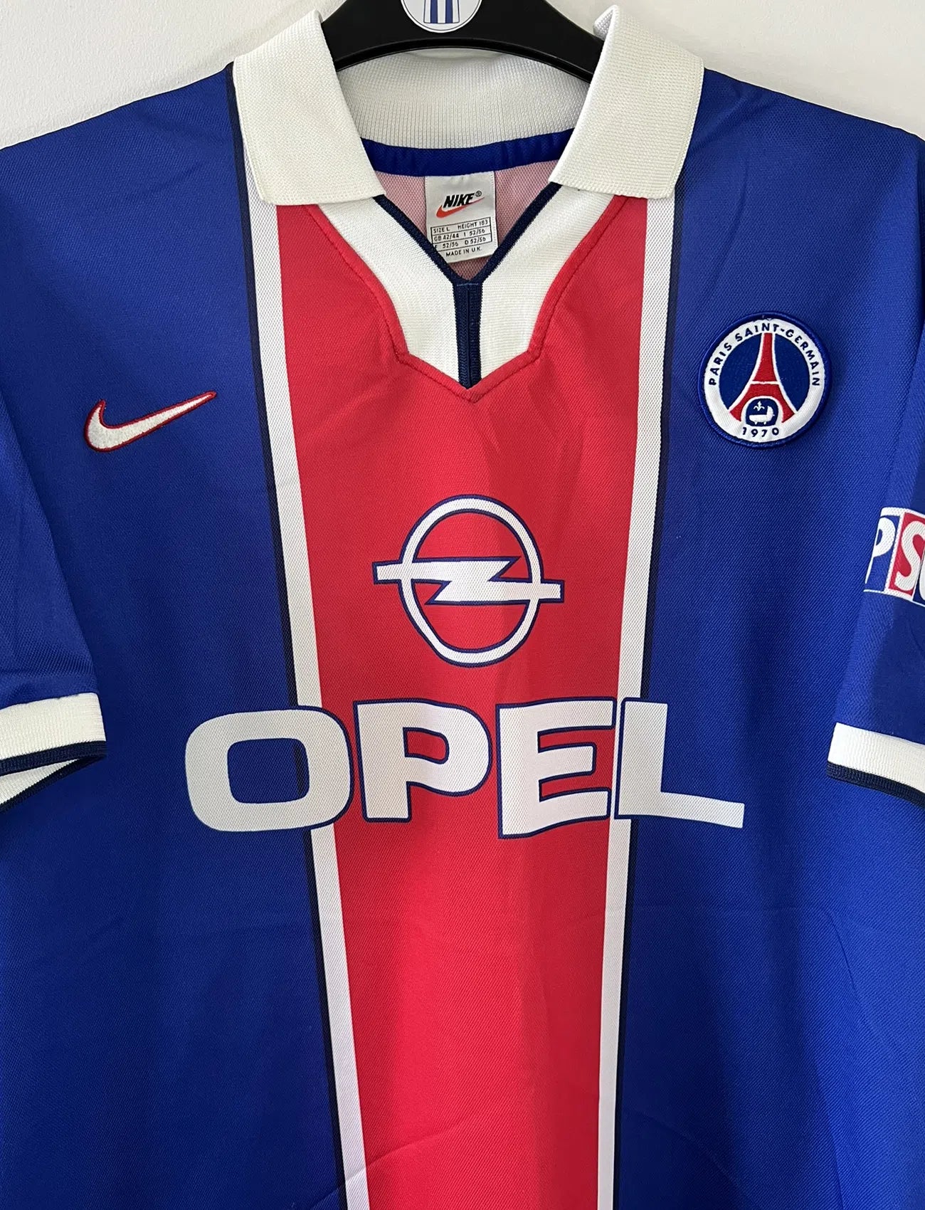 Maillot de foot vintage bleu blanc et rouge du PSG de la saison 1997/1998. On peut retrouver l'équipementier nike et le sponsor Opel. Il s'agit d'un maillot authentique.