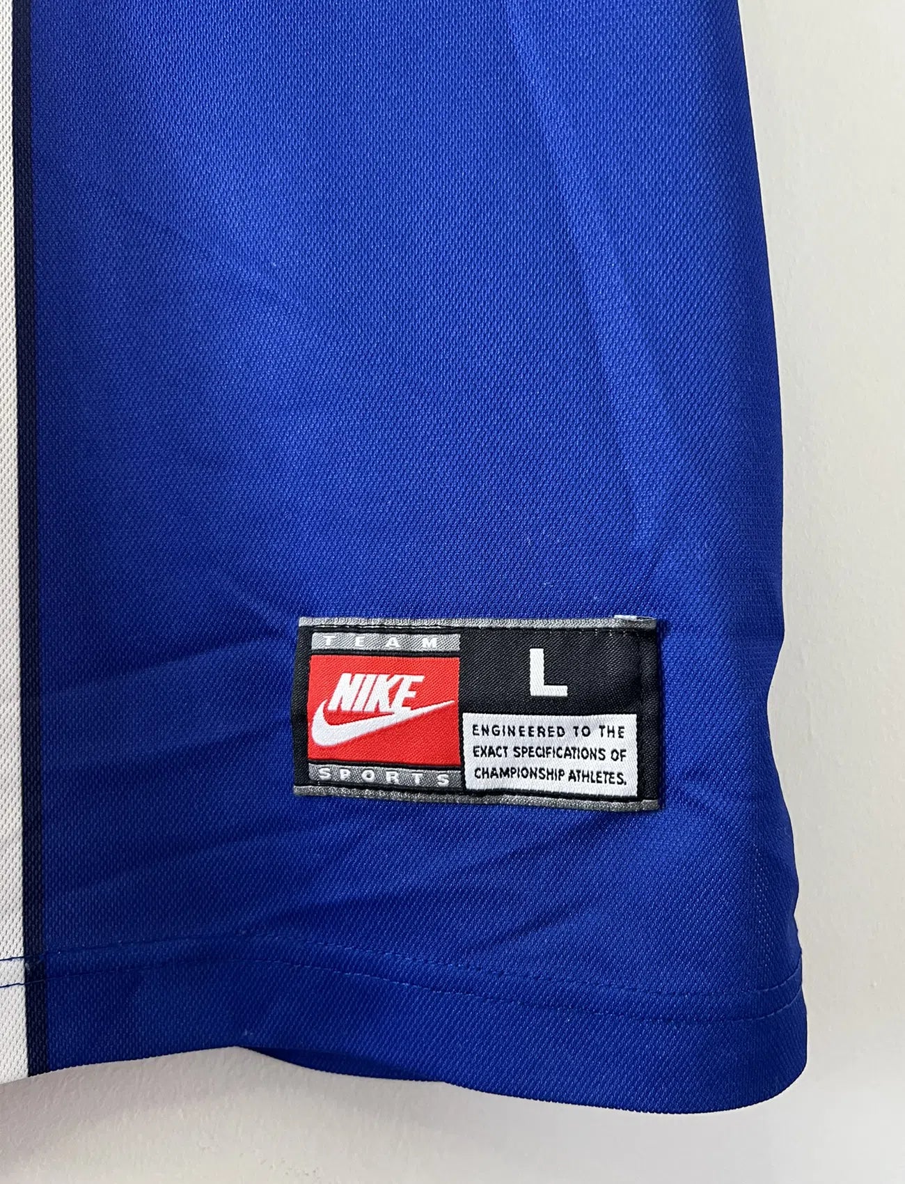 Maillot de foot vintage bleu blanc et rouge du PSG de la saison 1997/1998. On peut retrouver l'équipementier nike et le sponsor Opel. Il s'agit d'un maillot authentique.