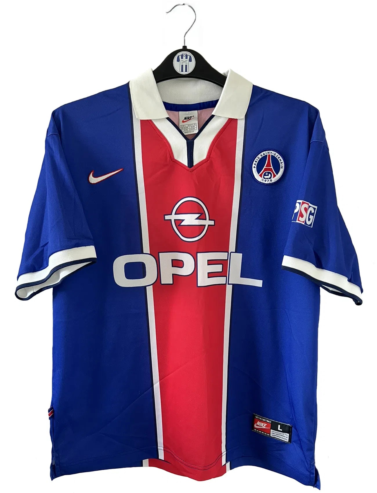 Maillot de foot vintage bleu blanc et rouge du PSG de la saison 1997/1998. On peut retrouver l'équipementier nike et le sponsor Opel. Il s'agit d'un maillot authentique.