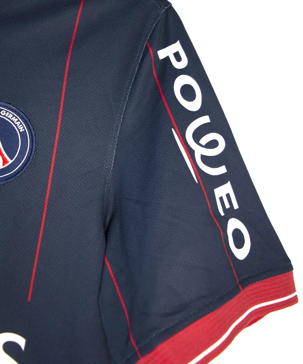 Maillot domicile du psg de la saison 2009 2010. Le maillot est de couleur bleu avec des rayures rouges. On peut retrouver l'équipementier nike, le sponsor fly emirates et le sponsor poweo. Le maillot est floqué ludovic Giuly. Sur cette photo on peut voir le sponsor poweo de près