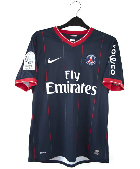 Maillot domicile du psg de la saison 2009 2010. Le maillot est de couleur bleu avec des rayures rouges. On peut retrouver l'équipementier nike, le sponsor fly emirates et le sponsor poweo. Le maillot est floqué ludovic Giuly.