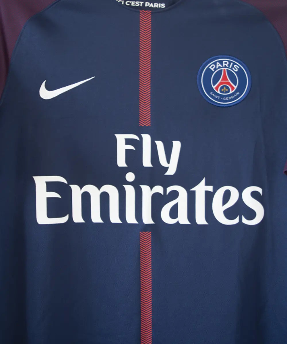 Maillot authentique du psg de la saison 2017-2018. Le maillot est de couleur bleu et rouge. On peut retrouver sur le maillot l'équipementier nike et le sponsor fly emirates et QNB. Le maillot est floqué du numéro 10 neymar. Sur cette photo on peut voir le devant du maillot de près