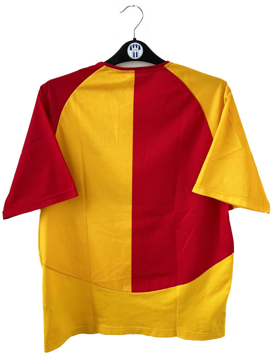 Maillot de foot vintage domicile du rc lens de la saison 2003-2004. On peut retrouver l'équipementier nike et le sponsor Orange. Le maillot est de couleur jaune et rouge. Il s'agit d'un maillot authentique comportant l'étiquette avec les numéros 112760