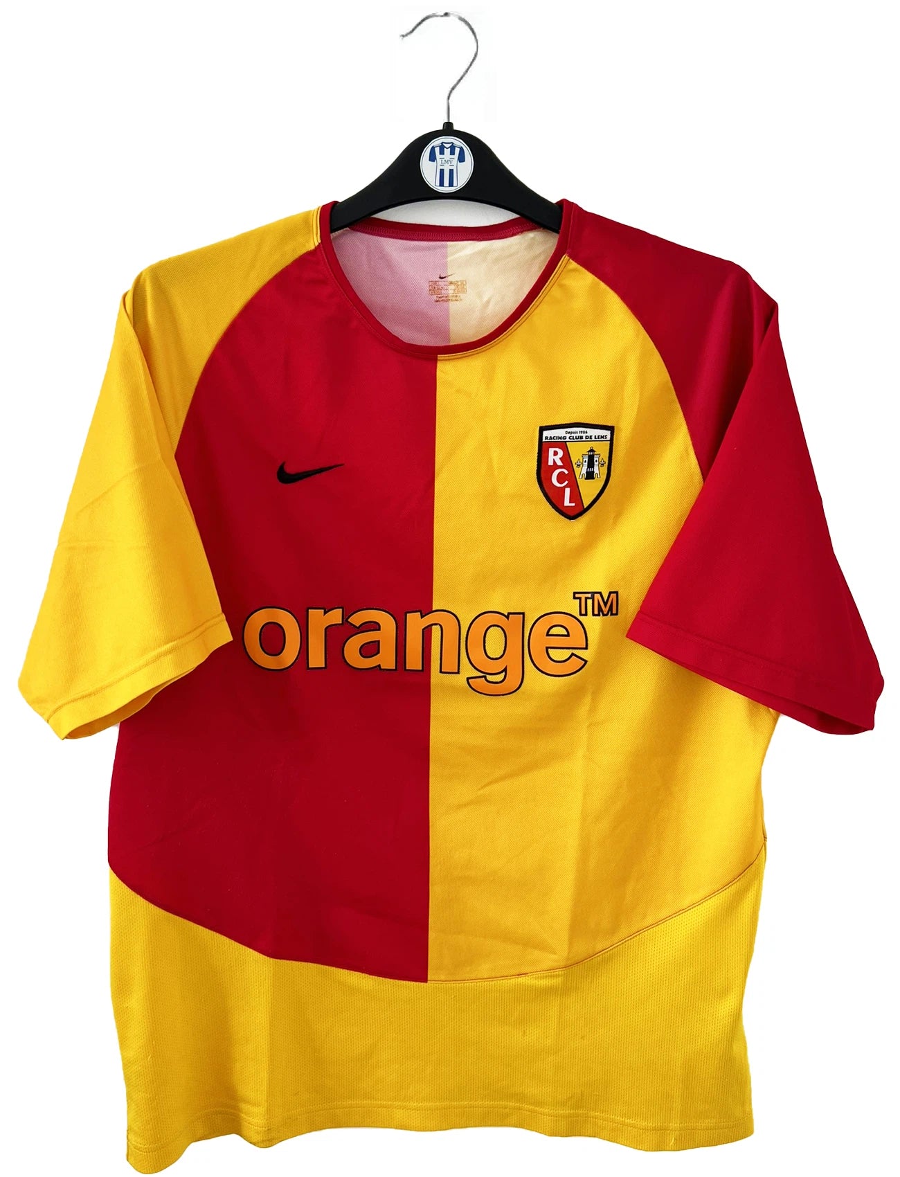 Maillot de foot vintage domicile du rc lens de la saison 2003-2004. On peut retrouver l'équipementier nike et le sponsor Orange. Le maillot est de couleur jaune et rouge. Il s'agit d'un maillot authentique comportant l'étiquette avec les numéros 112760