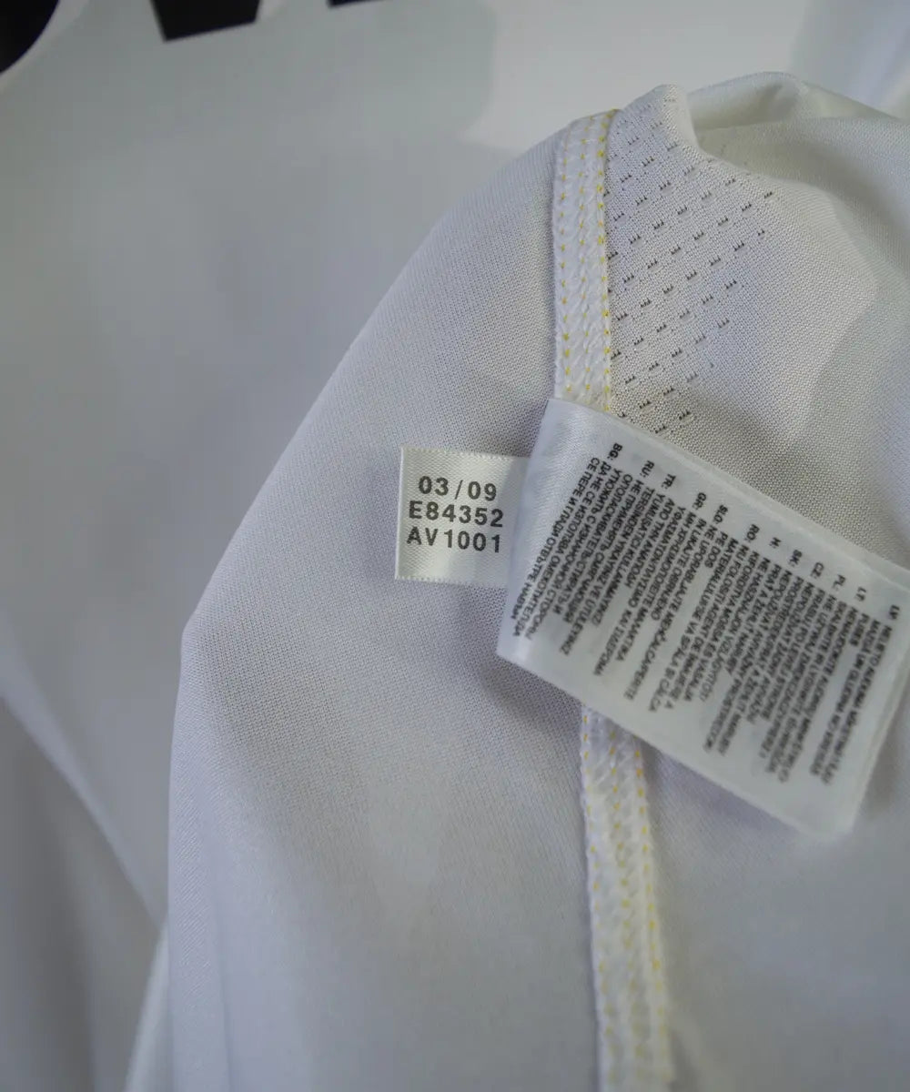 Maillot vintage domicile blanc du real madrid de la saison 2009-2010. On peut retrouver l'équipementier adidas et le sponsor bwin. Le maillot est floqué du numéro 9 Cristiano Ronaldo lors de sa première saison au real madrid. On peut retrouver l'étiquette d'authenticité du maillot comportant les numéros E84352