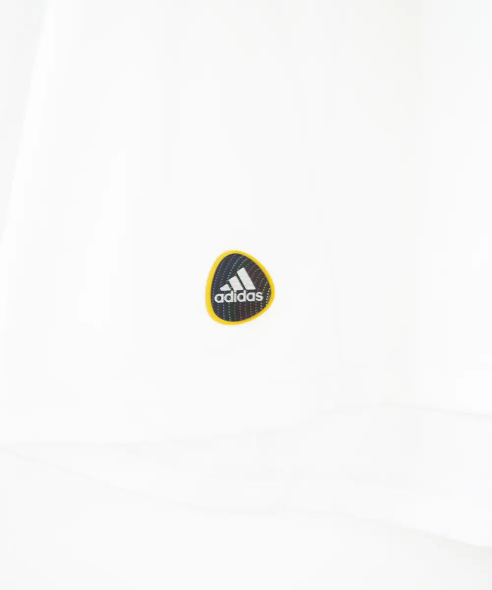 Maillot domicile du real madrid de la saison 2010-2011. Le maillot est floqué du numéro 7 cristiano ronaldo. Sur cette photo on peut voir le patch adidas