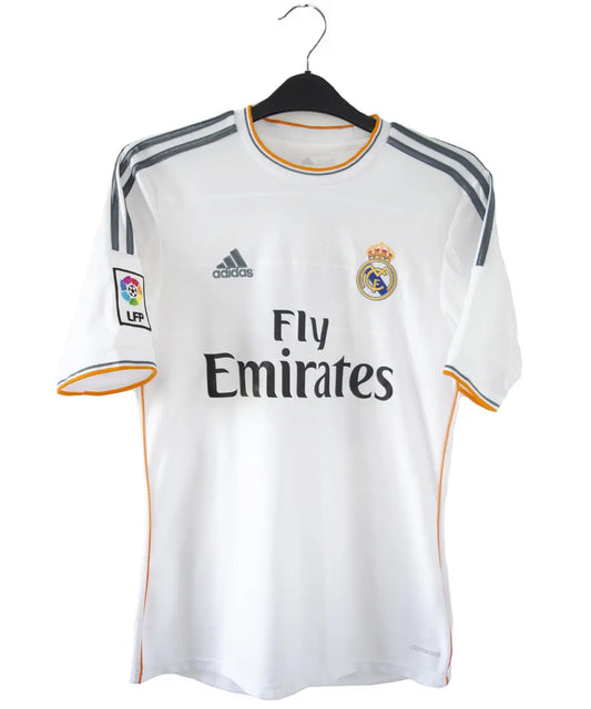 Maillot domicile blanc du réal madrid de la saison 2013-2014. On peut retrouver l'équipementier adidas et le sponsor fly emirates. Le maillot est floqué du numéro 7 Ronaldo