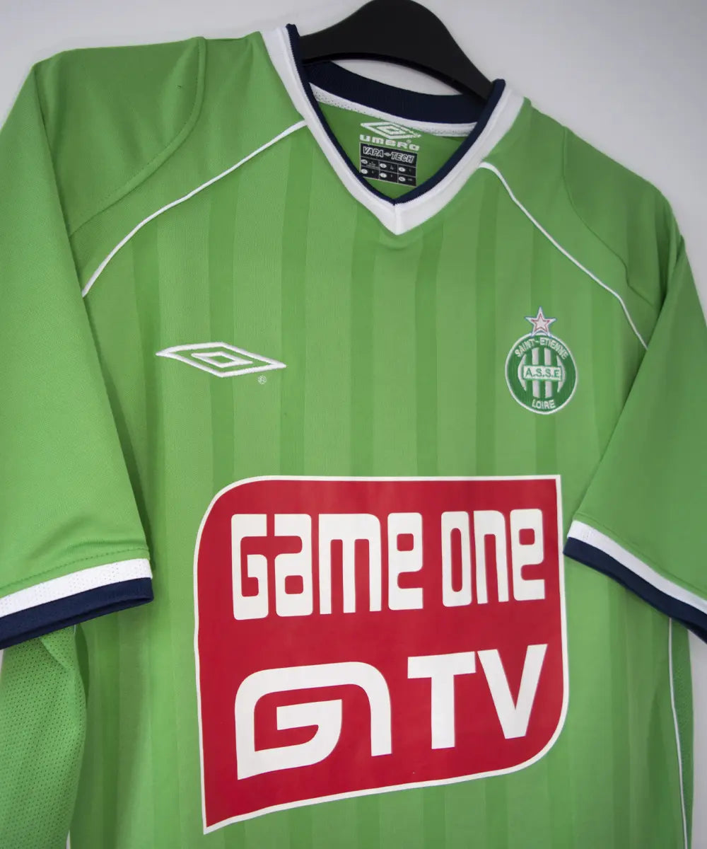 Maillot domicile vert de l'ASSE de la saison 2001-2002. On peut retrouver l'équipementier umbro et le sponsor game one