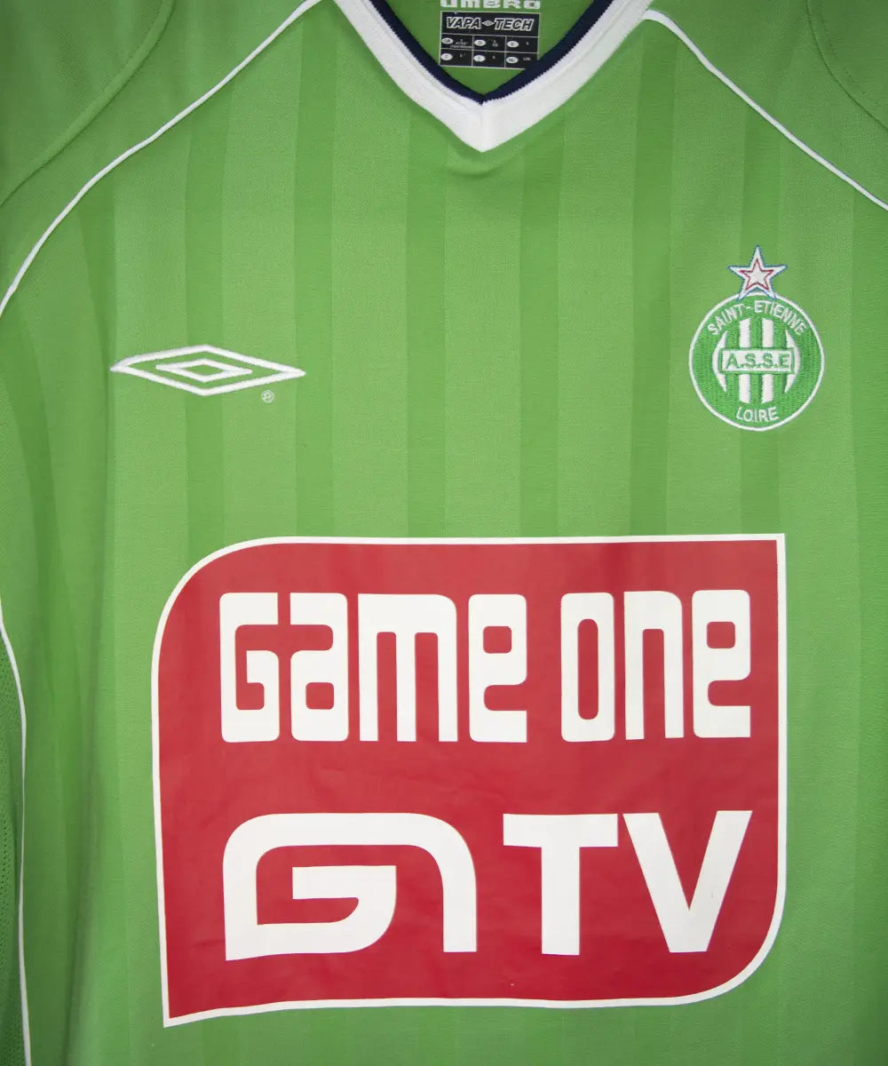 Maillot domicile vert de l'ASSE de la saison 2001-2002. On peut retrouver l'équipementier umbro et le sponsor game one