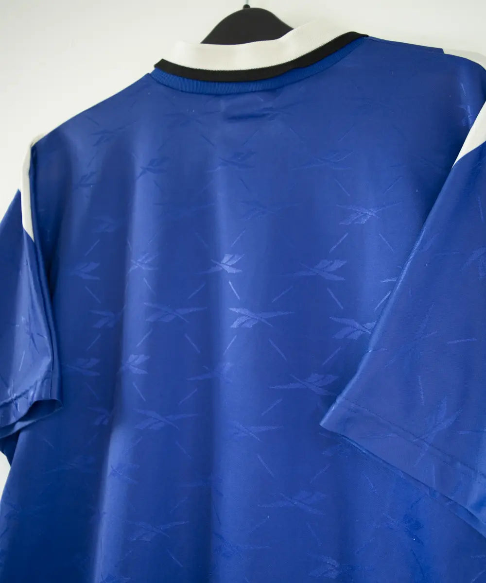 Maillot domicile bleu et blanc du sc bastia de la saison 1995-1997. On peut retrouver l'équipementier reebok, et le sponsor nouvelles frontières. Sur cette photo on peut voir le maillot de dos de coté