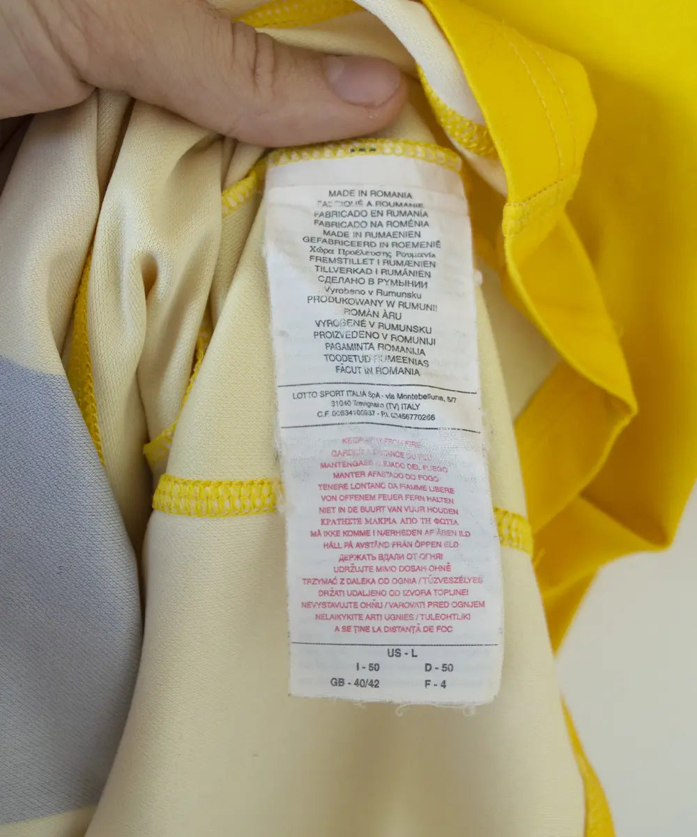 Maillot domicile du Sochaux Montbéliard FC de couleur jaune et bleu de la saison 2008-2009. On peut retrouver l'équipementier Lotto et le sponsor Mobile 1. Le maillot est floqué du numéro 9 Mevlut Erding
