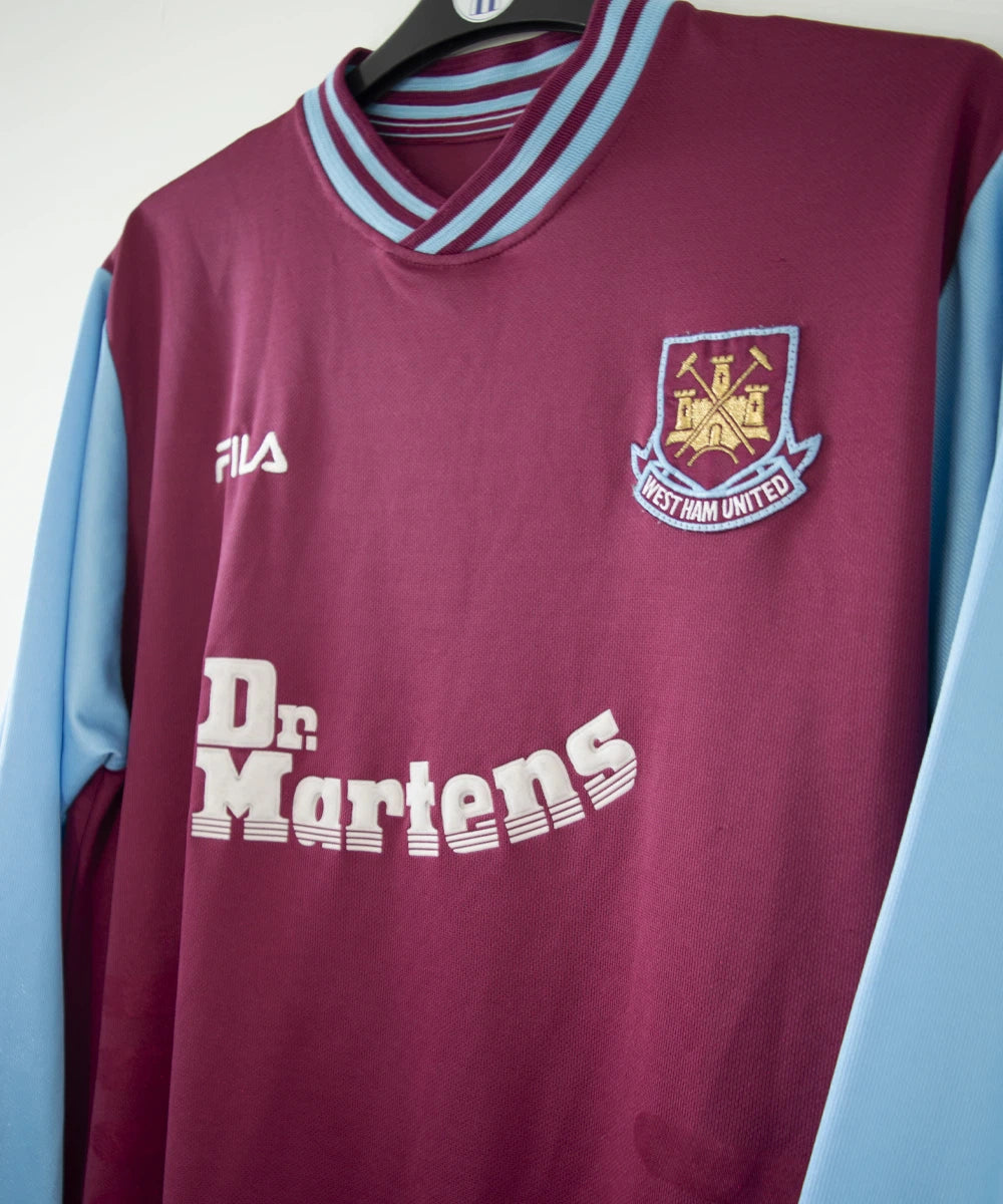 Maillot de foot vintage rouge et bleu domicile d'aston villa de la saison 2001/2003. On peut retrouver l'équipementier FIila et le sponsor Dr Martens. Il s'agit d'un maillot authentique