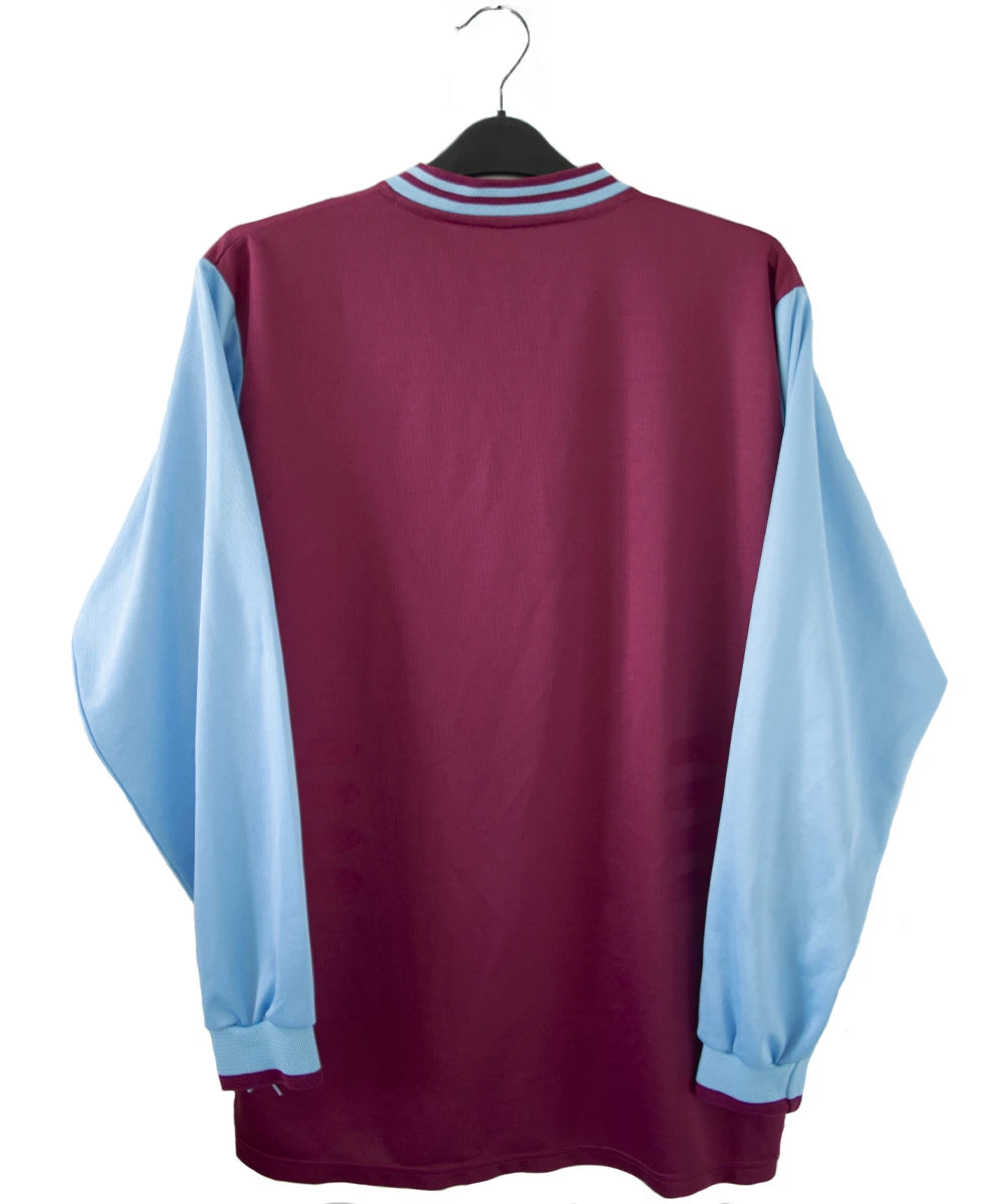 Maillot de foot vintage rouge et bleu domicile d'aston villa de la saison 2001/2003. On peut retrouver l'équipementier FIila et le sponsor Dr Martens. Il s'agit d'un maillot authentique
