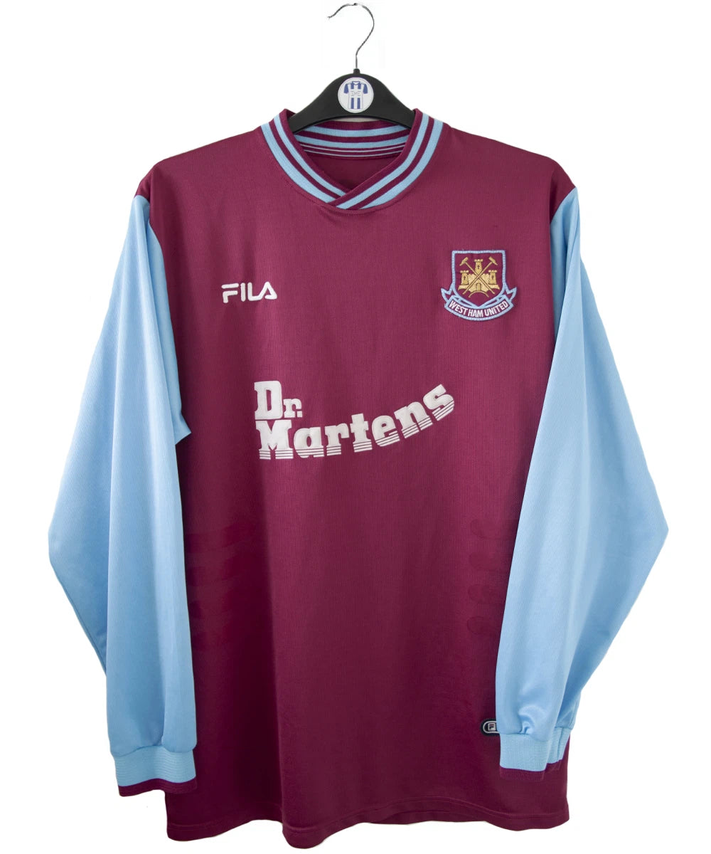 Maillot de foot vintage rouge et bleu domicile d'aston villa de la saison 2001/2003. On peut retrouver l'équipementier FIila et le sponsor Dr Martens. Il s'agit d'un maillot authentique