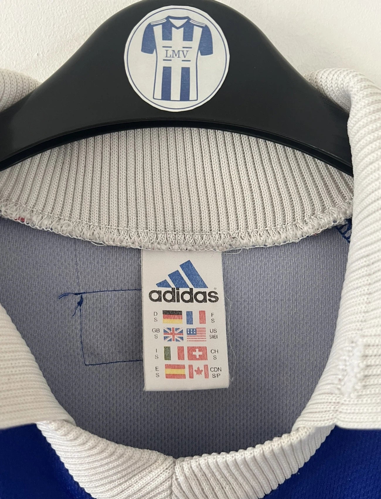 Maillot de foot vintage domicile bleu de l'Equipe de France 1998. On peut retrouver l'équipementier adidas. Il s'agit d'un maillot authentique d'époque.