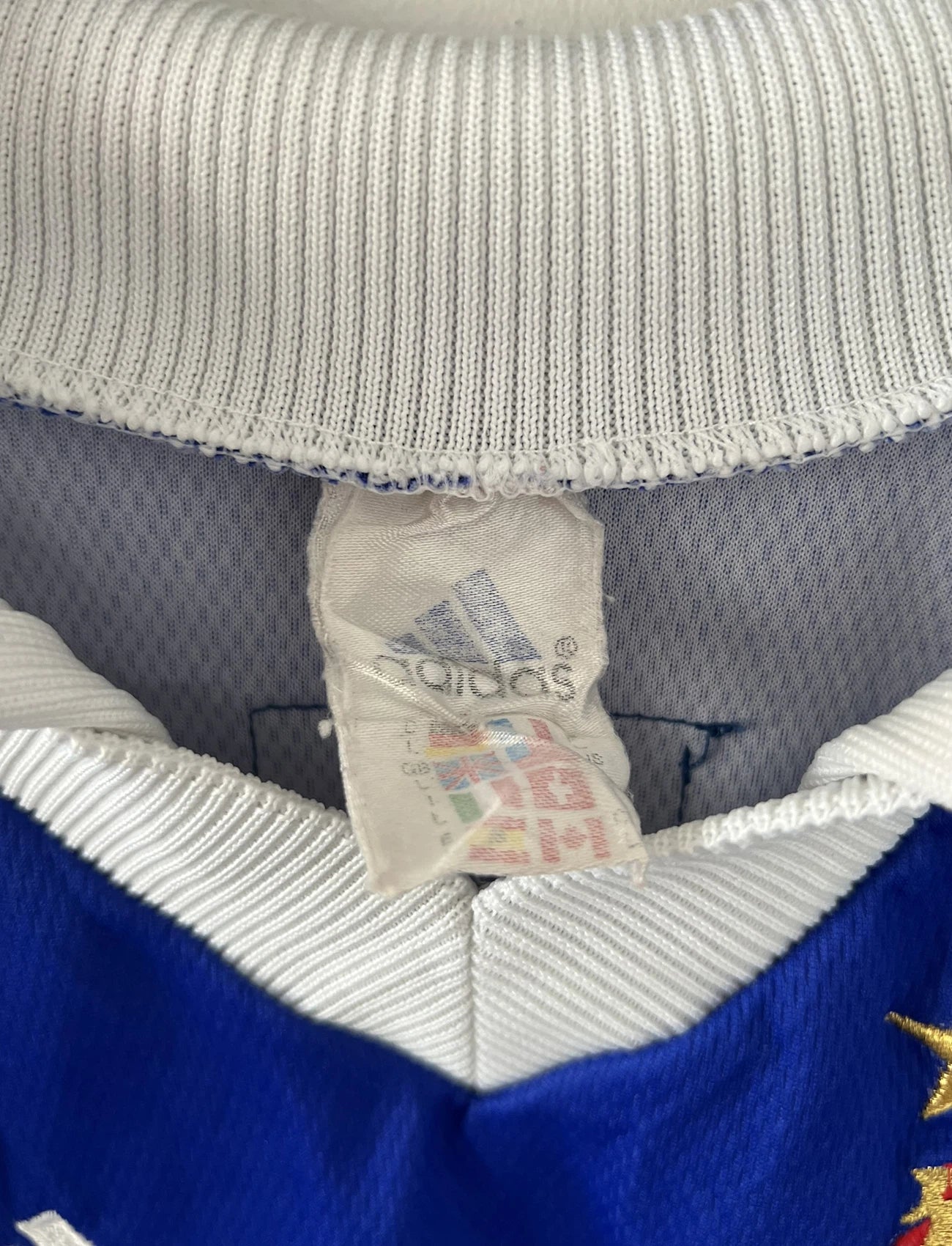 Maillot de foot vintage domicile bleu de l'équipe de france 1998. On peut retrouver l'équipementier Adidas. Le maillot est floqué du numéro 10 Zinedine Zidane. Il s'agit d'un maillot authentique d'époque.