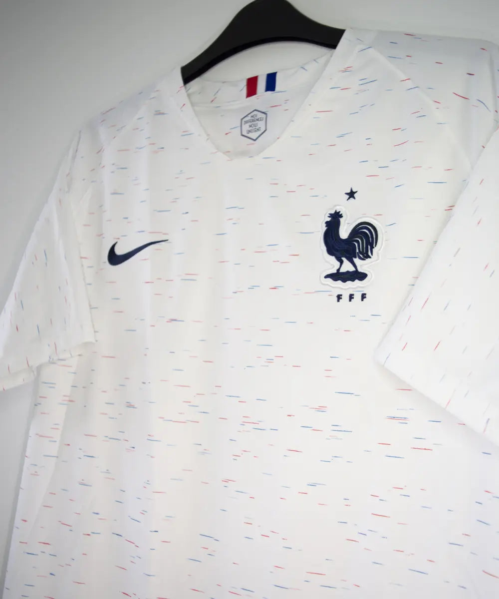 Maillot vintage extérieur de l'équipe de france 2018 de couleur blanc. On peut retrouver l'équipementier nike