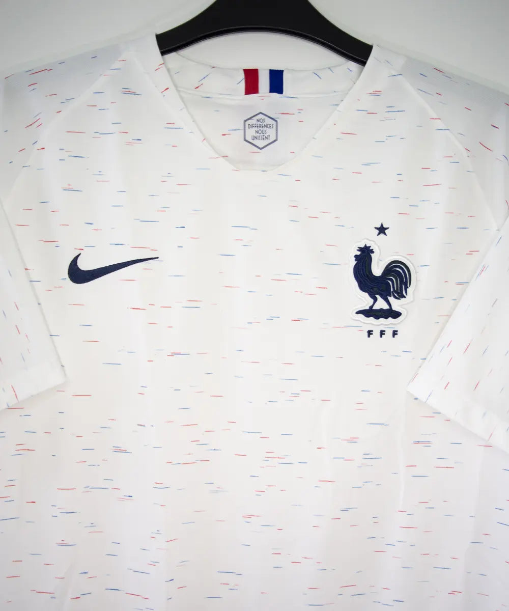 Maillot vintage extérieur de l'équipe de france 2018 de couleur blanc. On peut retrouver l'équipementier nike