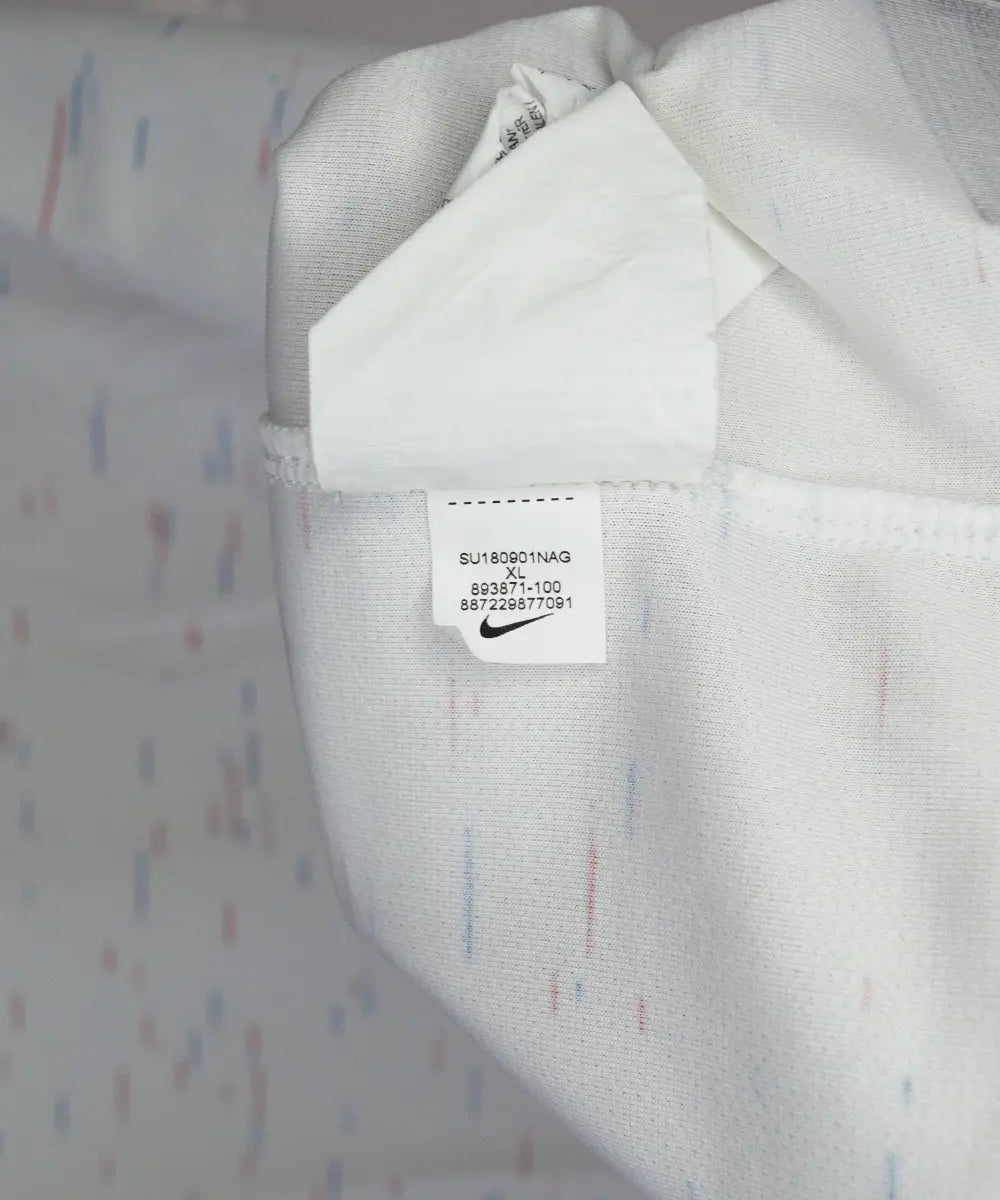 Maillot vintage extérieur de l'équipe de france 2018 de couleur blanc. On peut retrouver l'équipementier nike. Sur cette photo on peut voir l'étiquette comportant les numéros 893871-100