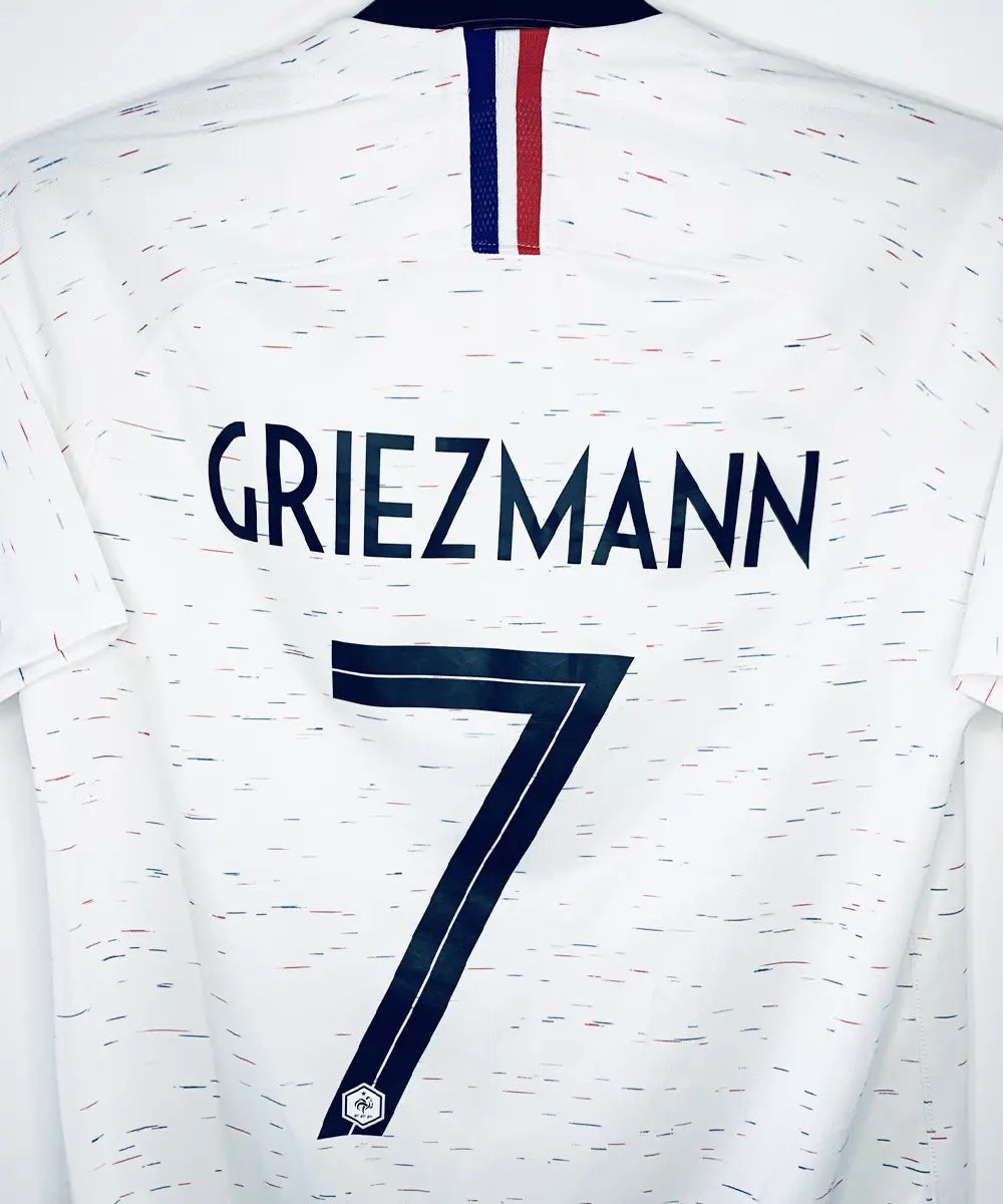 Maillot vintage extérieur blanc de l'Equipe de France 2018. On peut retrouver l'équipementier nike. Le maillot est floqué du numéro 7 Griezmann