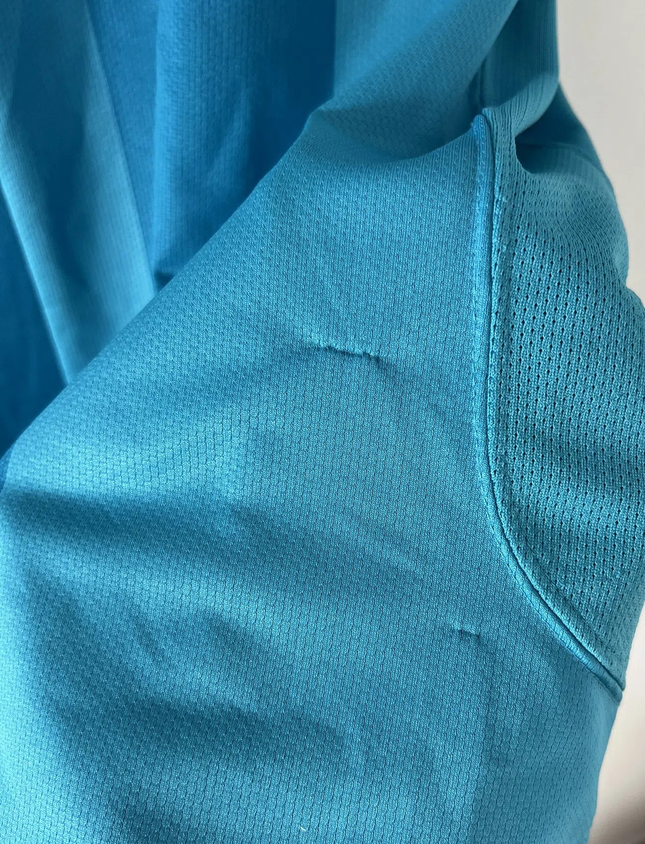 Maillot de foot vintage extérieur du FC Barcelone de la saison 2007-2009. On peut retrouver l'équipementier nike et le sponsor unicef. Le maillot est de couleur bleu turquoise. Il s'agit d'un maillot authentique comportant les numéros 237743-414