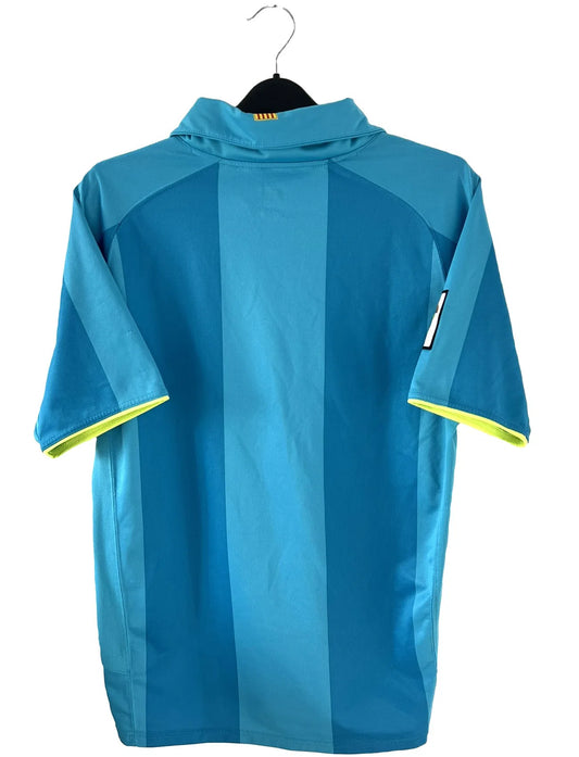 Maillot de foot vintage extérieur du FC Barcelone de la saison 2007-2009. On peut retrouver l'équipementier nike et le sponsor unicef. Le maillot est de couleur bleu turquoise. Il s'agit d'un maillot authentique comportant les numéros 237743-414